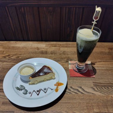 Kahve fincanı ve masada çikolata kremalı kek.