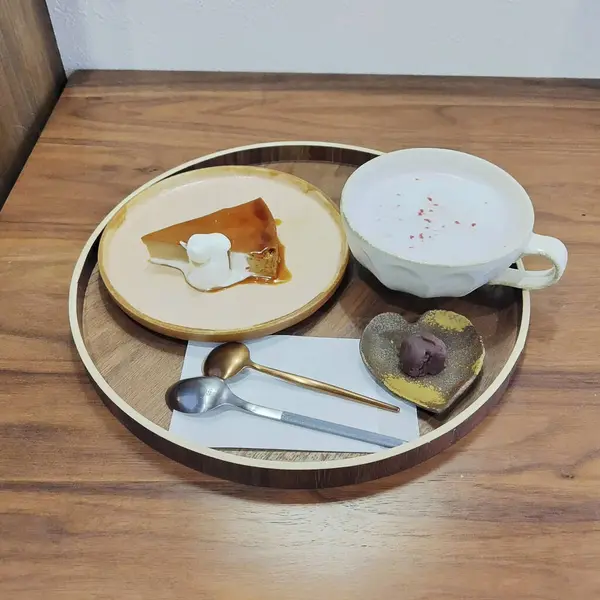 coffee cup with tea and chocolate on wooden background