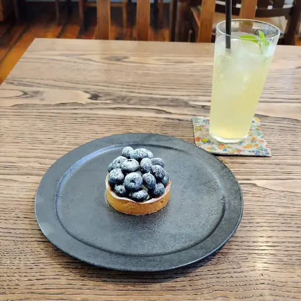 Naneli taze yaban mersini ve kek.