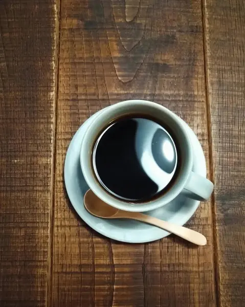 Siyah arka planda bir fincan sıcak kahve..