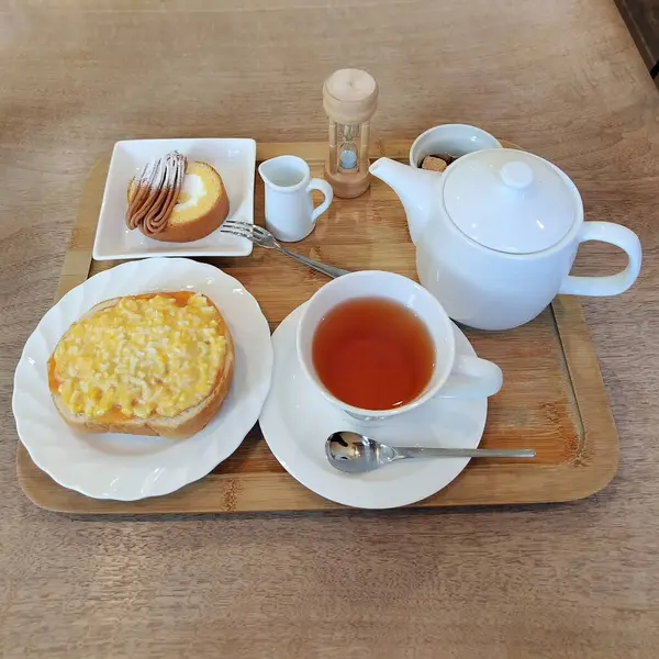 Kahve, ekmek ve tereyağı ile kahvaltı