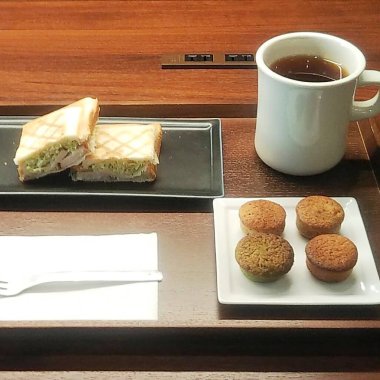 kahve bir tepsi ile Kahvaltı