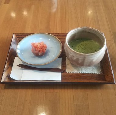 Japon mutfağı. Suşi masada.