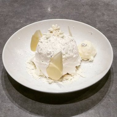 Tabağında krema olan beyaz peynir