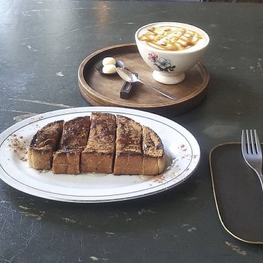 Kahve fincanı ve çay ahşap masada.