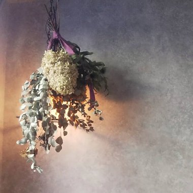 Evin içinde bir buket çiçek var.