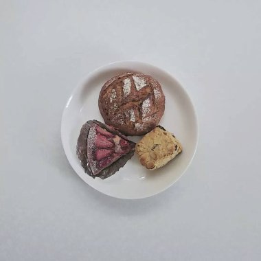 Tahta bir masada beyaz bir tabakta taze pişmiş kek.