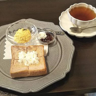 Ekmek, reçel ve çayla kahvaltı