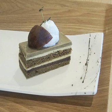 Krem şantili ve naneli çikolatalı pasta..