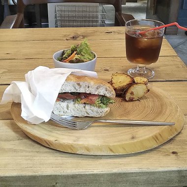 bir restoranda taze salata