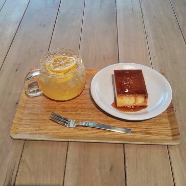 Bir kek ve kahve fincanının mutfak fotoğrafı.