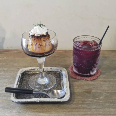 Kremalı ve dutlu lezzetli pasta.