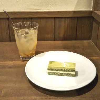 Bir fincan kahve ve bir bardak çay.