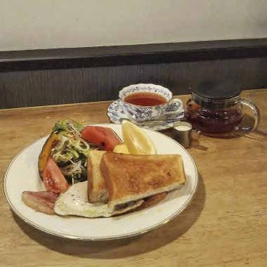 Bir tabak kızarmış yumurtanın mutfak fotoğrafı.