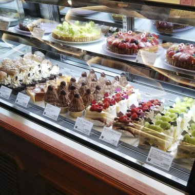 Masada farklı tatlılar var.