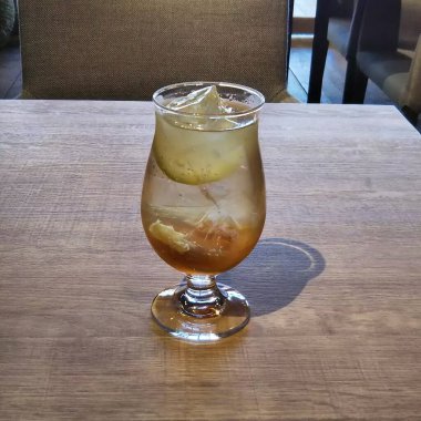 Tahta masada limonlu bir bardak buzlu çay.