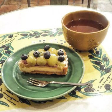 Çikolatalı ve kremalı lezzetli pasta.