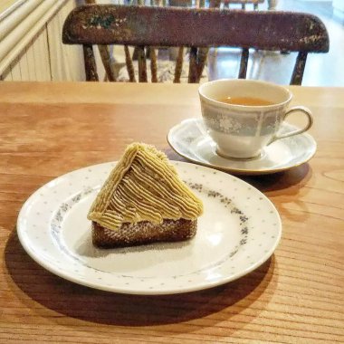 Tahta masadaki bir parça kahveyle çocuk oyuncağı.