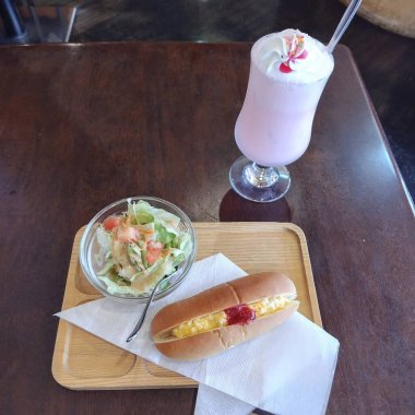 Beyaz bir tabak ve bir bardak sodayla lezzetli bir yemeğin yakın çekimi.