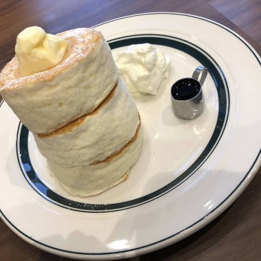 Bir fincan kremalı çay.