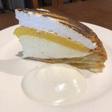 Tabakta lezzetli ve tatlı bir pasta