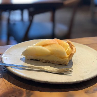 Bir tabak taze fırınlanmış cheesecake.