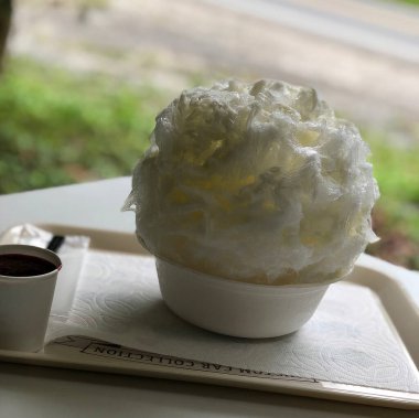 Kahve ve çikolatalı beyaz fincanda dondurma.