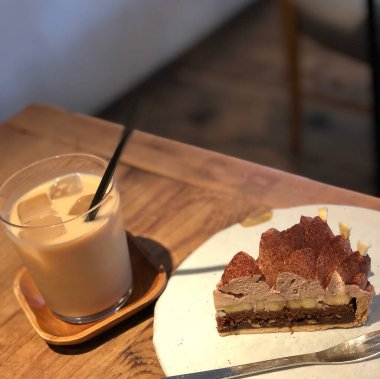 Kafedeki ahşap masada kahve ve kek.