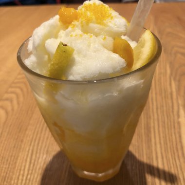 Limonlu ve naneli dondurma.