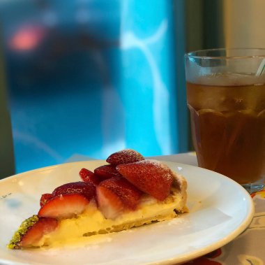 Beyaz tabakta çilek ve pasta