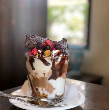 Çikolatalı ve çilekli buzlu kahve.