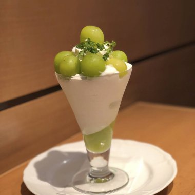 Dondurmayı ahşap bir masada beyaz bir bardakta kapat.