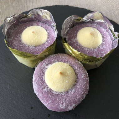 Hindistan cevizi unu ve hindistan cevizi sütünden yapılan geleneksel Thai tatlısı.