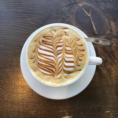 Sıcak kahve, ahşap masada.