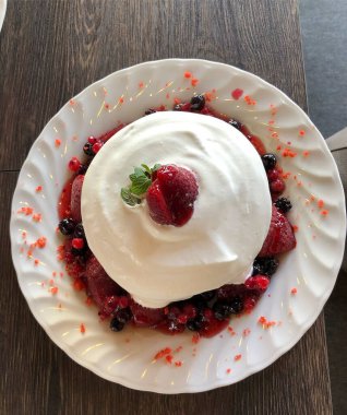 Kremalı ev yapımı krep ve taze böğürtlen.