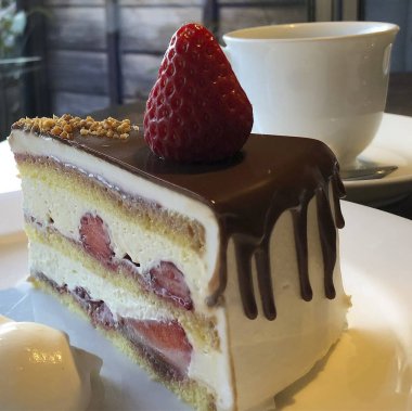 Lezzetli çikolatalı kekin beyaz bir tabakta dikey yakın çekimi.