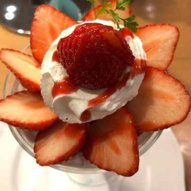 Kremalı ve çilekli lezzetli çikolatalı pasta.