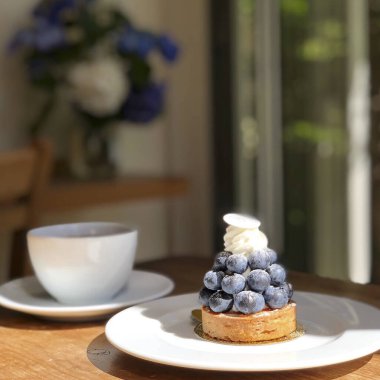 Lezzetli fırınlanmış yaban mersinli cheesecake tabakta