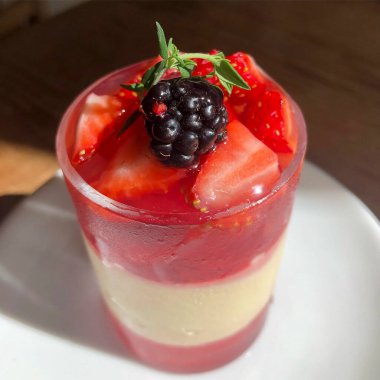 Çilek tablo ile lezzetli peynirli kek