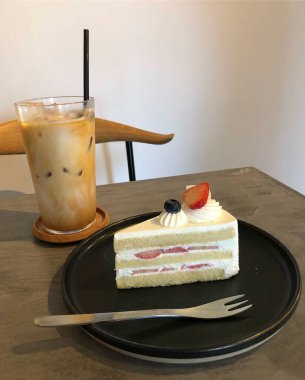 bir fincan kahve ile kek