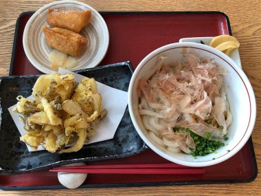 Sebze ve soslu kızarmış balık.