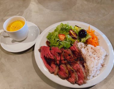 Kızarmış tavuk, sebze ve salata.