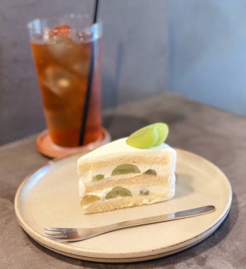 Bir dilim pastayı bir dilim dondurmayla kapat.