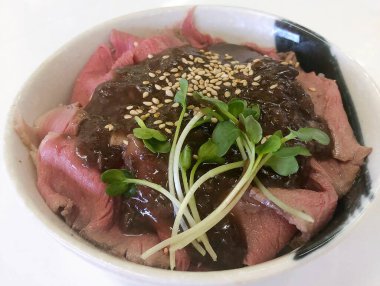 Pirinç ve salatalı siyah biftek.