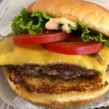 Peynirli ve domates soslu hamburger.