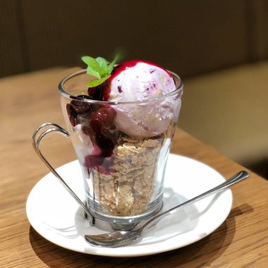 dondurma ve çilek reçeli