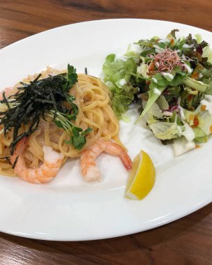 Karides ve salatalı spagetti.