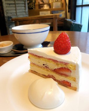 Çilekli ve kremalı lezzetli bir pasta.