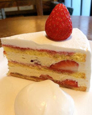 Kremalı çilekli pasta ve çilekli reçel