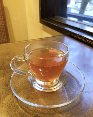 Masanın üzerinde bir fincan kahve.